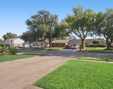 1323 Castle Glen Drive - Photo Thumbnail 3