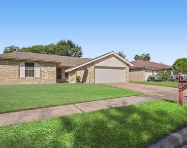 1323 Castle Glen Drive - Photo Thumbnail 2