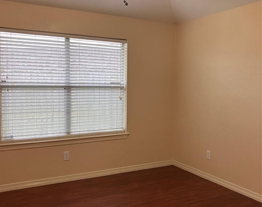 27 Prairie Oaks Drive - Photo Thumbnail 11