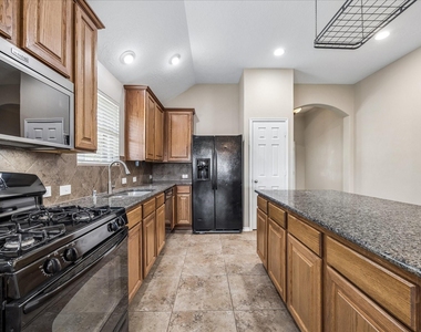 2404 Avalon Trace Lane - Photo Thumbnail 4