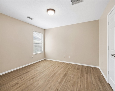 2404 Avalon Trace Lane - Photo Thumbnail 9