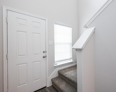 911 Imperial Heights Drive - Photo Thumbnail 3