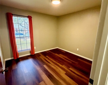 10503 Raydell Drive - Photo Thumbnail 8
