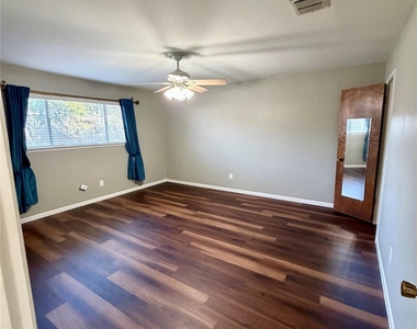 10503 Raydell Drive - Photo Thumbnail 5