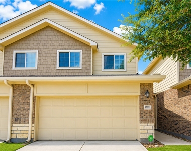 17021 Wilthorne Gardens Court - Photo Thumbnail 3