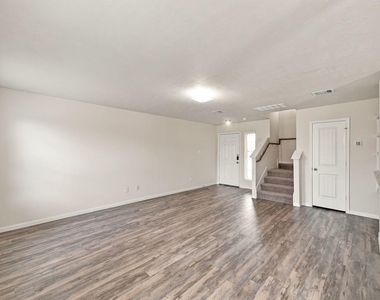 3307 Lake Como Court - Photo Thumbnail 5