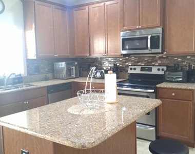 529 Trymore Drive Se - Photo Thumbnail 3