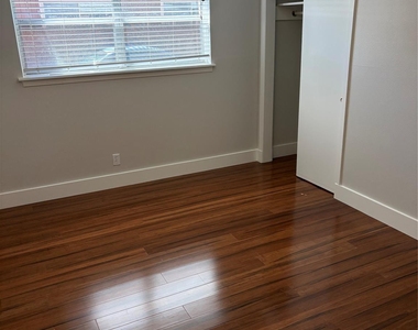 1713 Glenview Lane - Photo Thumbnail 7