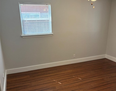 1713 Glenview Lane - Photo Thumbnail 8