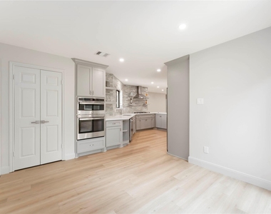14147 Hillvale Drive - Photo Thumbnail 20