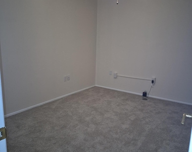 835 Regal Avenue Ne - Photo Thumbnail 10