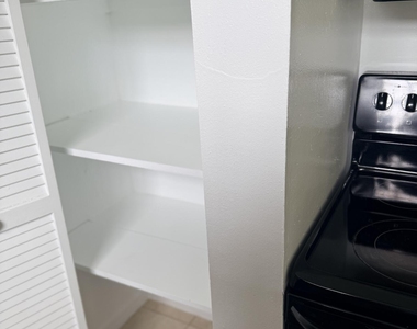 1300 Arlington Lane Ne - Photo Thumbnail 5