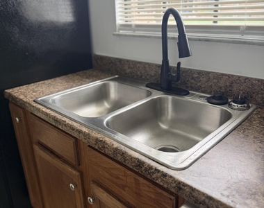 1300 Arlington Lane Ne - Photo Thumbnail 4