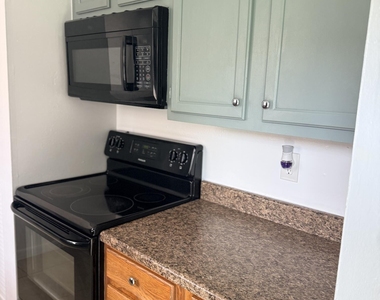 1300 Arlington Lane Ne - Photo Thumbnail 2