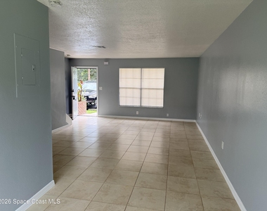 1300 Arlington Lane Ne - Photo Thumbnail 7