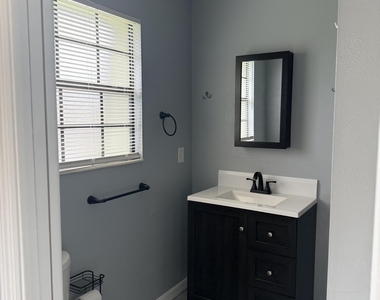 1300 Arlington Lane Ne - Photo Thumbnail 11