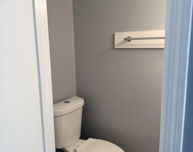 1300 Arlington Lane Ne - Photo Thumbnail 10