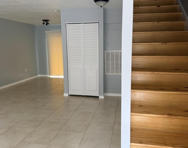 1300 Arlington Lane Ne - Photo Thumbnail 6