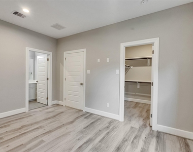 1122 W 16th Street - Photo Thumbnail 5