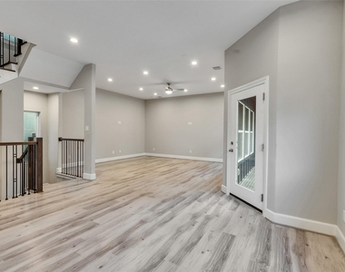 1122 W 16th Street - Photo Thumbnail 15