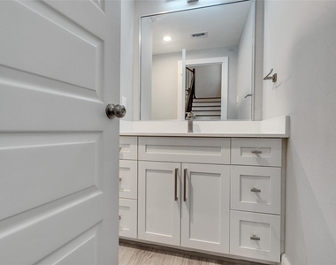 1122 W 16th Street - Photo Thumbnail 23