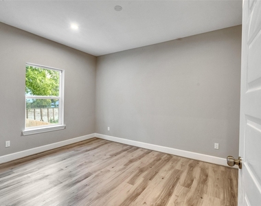 1122 W 16th Street - Photo Thumbnail 4