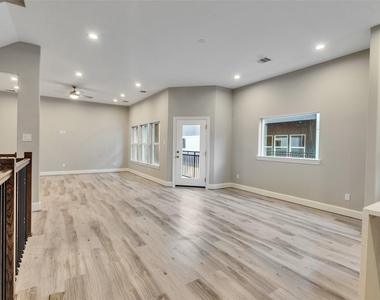 1122 W 16th Street - Photo Thumbnail 17