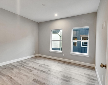 1122 W 16th Street - Photo Thumbnail 25
