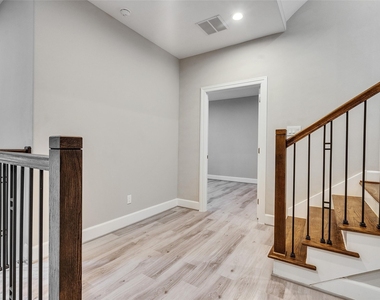1122 W 16th Street - Photo Thumbnail 3