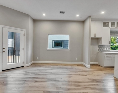 1122 W 16th Street - Photo Thumbnail 12