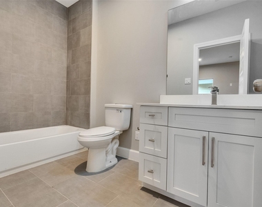1122 W 16th Street - Photo Thumbnail 6