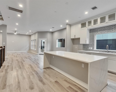 1122 W 16th Street - Photo Thumbnail 19