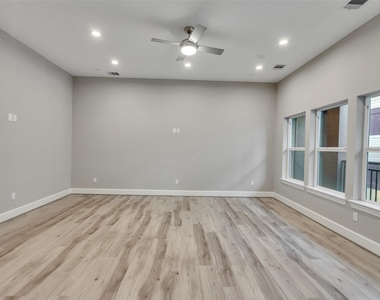 1122 W 16th Street - Photo Thumbnail 8