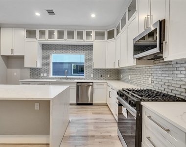 1122 W 16th Street - Photo Thumbnail 22