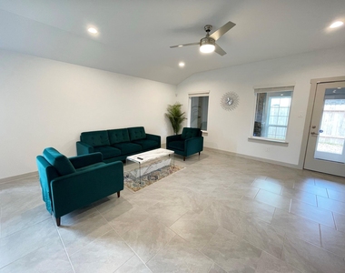 3902 Itzle Island Court - Photo Thumbnail 7