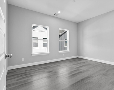 1122 W 16th Street - Photo Thumbnail 24