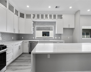 1122 W 16th Street - Photo Thumbnail 13