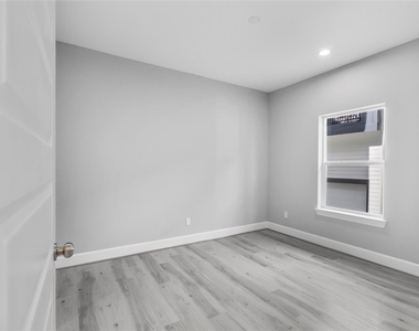 1122 W 16th Street - Photo Thumbnail 3