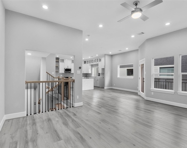 1122 W 16th Street - Photo Thumbnail 6