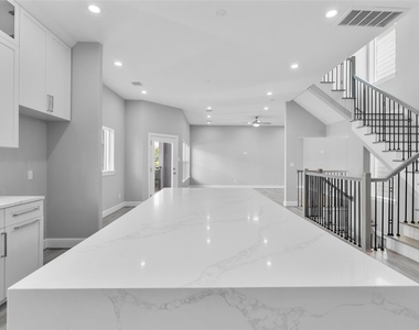 1122 W 16th Street - Photo Thumbnail 16