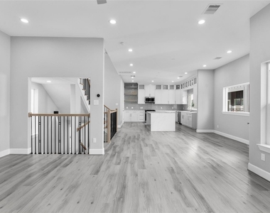 1122 W 16th Street - Photo Thumbnail 8