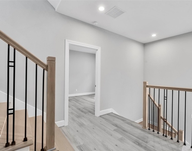 1122 W 16th Street - Photo Thumbnail 2