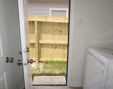 9826 Arbor Oaks - Photo Thumbnail 15