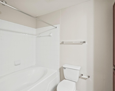 7575 Kirby Drive - Photo Thumbnail 14