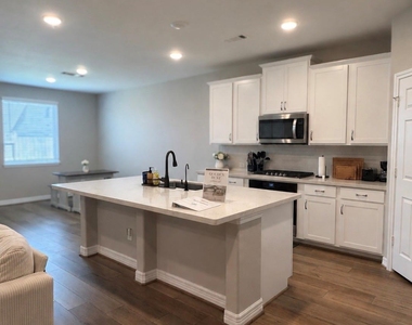 2947 Golden Dust Dr - Photo Thumbnail 3