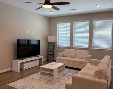 2947 Golden Dust Dr - Photo Thumbnail 2