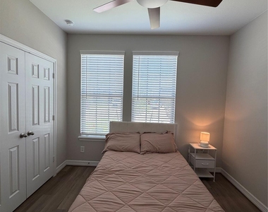 2947 Golden Dust Dr - Photo Thumbnail 10