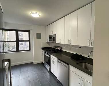 East 89th Street - Photo Thumbnail 14