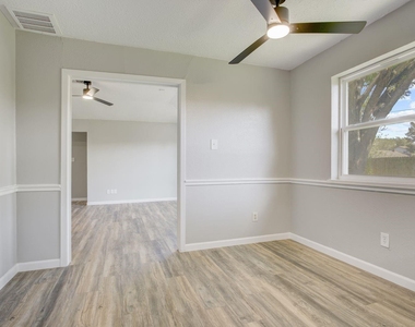 10403 Stockman Lane - Photo Thumbnail 8