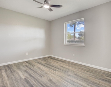 10403 Stockman Lane - Photo Thumbnail 14